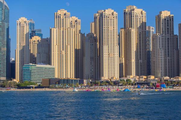 På billedet ses objektet Hilton Dubai The Walk beliggende i byen Dubai.