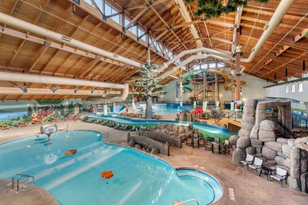 A la foto es mostra l'objecte Three Bears Resort Waterpark Near Tomah Ascend Collection situat a la ciutat de Warrens.