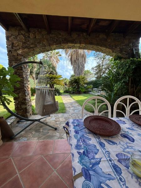 写真にはトッレ・デイ・コルサリ市にあるBaia Verde - Seaside Peaceful Luxury Villa with Garden in Sardinia - 300 mt beach&sea - relax, privacy & full comfortが写っています。