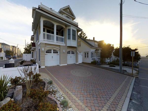 Na fotografii je vidět objekt Surf City Home With A Pool! One Off The Ocean, Five Bedrooms-Four Baths, Several Decks With Ocean Views! Corner Property On Ocean Terrace, Just, nacházející se ve městě North Beach.
