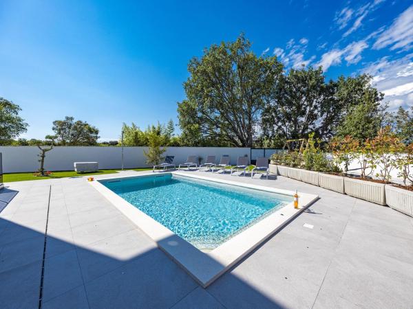 Villa In Tinjan Near Hidrobaza Beach - Fažana