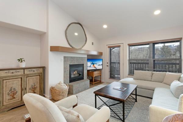 A la foto es mostra l'objecte River Pines A303 condo situat a la ciutat de Edwards.