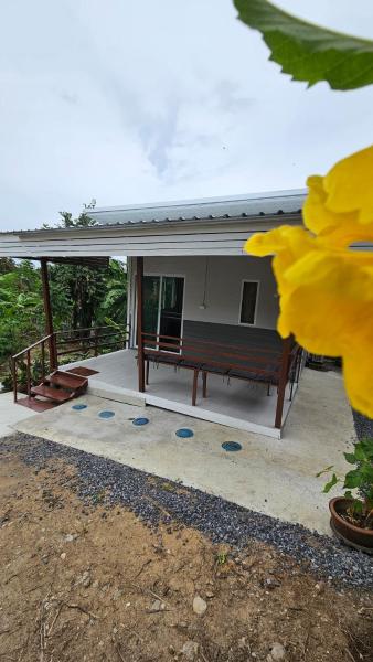 Kuvassa näkyy kohde Cozy 1-Bedroom Bungalow with Shared Pool in Rawai, joka sijaitsee kaupungissa Nai Harn Beach.