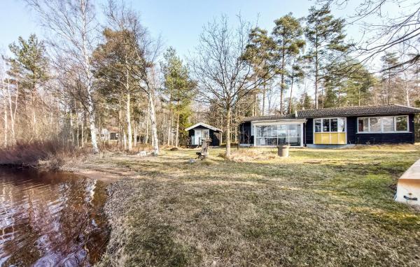 На фото показан объект Beautiful Home In Vägla With Wifi, расположенный в городе Rishult.