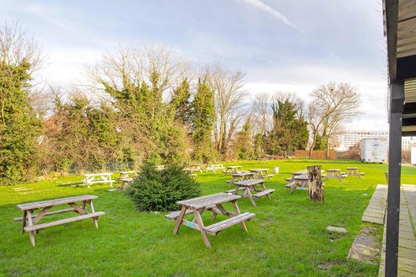 The Green Man Pub and Hotel by OYO, London