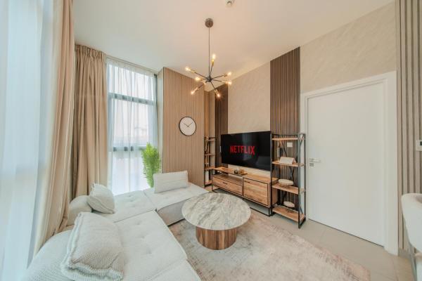 照片显示了位于Sharjah市的1BHK Elegant Apartment - The Artist Home物件。