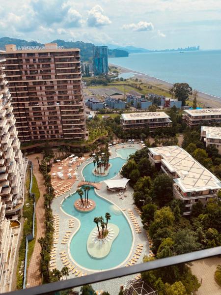 The photo shows the Dreamland Oasis Hotel Chakvi 14310 located in the city of Chakvi.