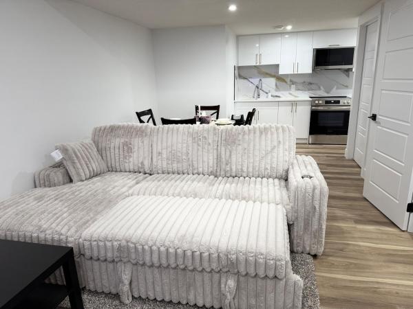 A la foto es mostra l'objecte Charming Basement Suite situat a la ciutat de Edmonton.