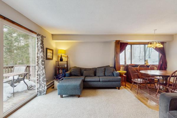 På billedet ses objektet Grand Hollow Townhome beliggende i byen Warren.
