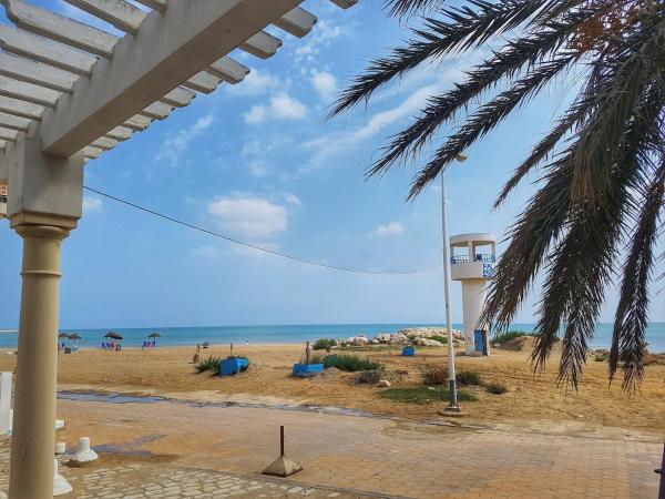 A la foto es mostra l'objecte Comfy Beachfront ground floor apartment in le Kram situat a la ciutat de Kheredine.