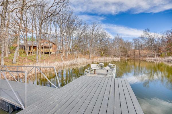 Na fotografii je vidět objekt Historic Clark Cabin with Deck and Fishing Pond Access nacházející se ve městě Moberly.
