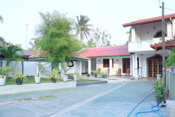 Na fotografii je vidět objekt Tropical Annexe at Costa's Villa, Entire House nacházející se ve městě Kepungoda.