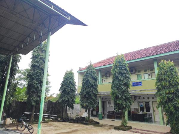 Op de foto is het object OYO 90333 Wisma Tenang Jaya Syariah te zien, gelegen in de stad Majalengka.