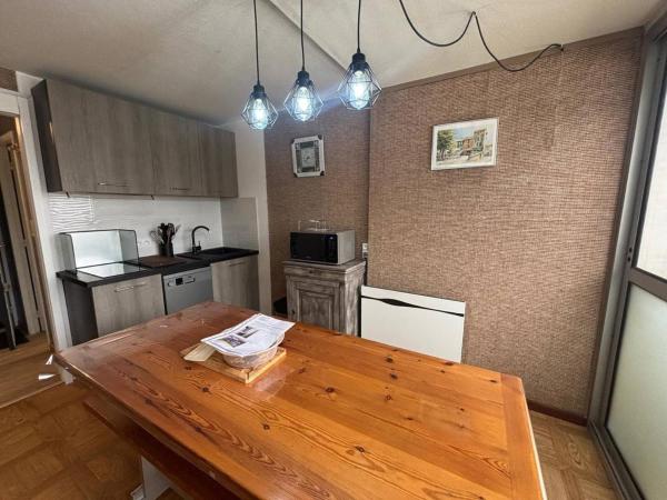 På billedet ses objektet Appartement 2 pièces cabine avec parking et garage au centre - FR-1-593-131 beliggende i byen Les Angles.