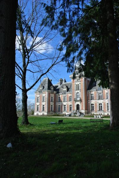 A la foto es mostra l'objecte Château de Puycharnaud situat a la ciutat de Lacaud.
