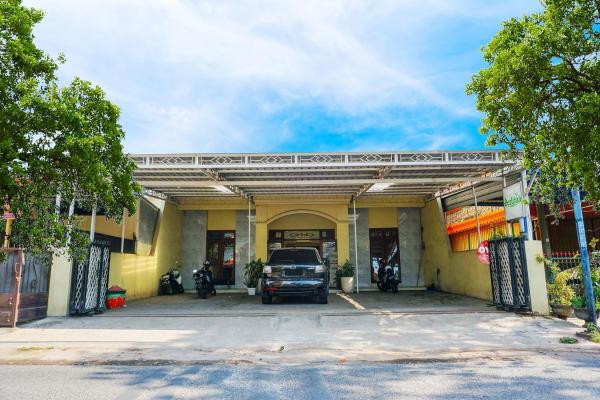 Na zdjęciu widoczny jest obiekt Flagship 90723 Berlima Guest House Syariah położony w mieście Wendit.