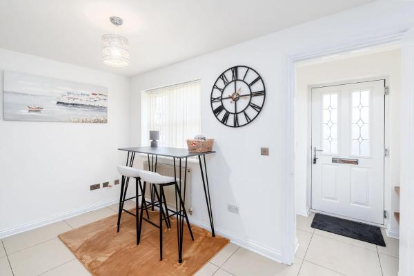 The photo shows the 4BDR house,8 guests, Contractor Stays , Holiday home, Free Parking, Reliable WiFi, Worksite and Amenities Nearby! located in the city of Doncaster.
