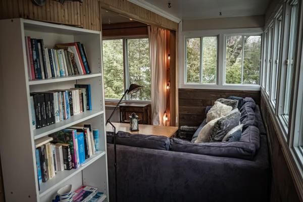 A la foto es mostra l'objecte Cozy Waterfront Getaway!! Unwind, Explore, and Reconnect with Nature! situat a la ciutat de Lachute.
