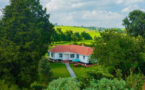 A la foto es mostra l'objecte The Farmhouse, Tigoni, 1920s home, 85 acre tea farm, outdoor bath & shower situat a la ciutat de Kiambu.