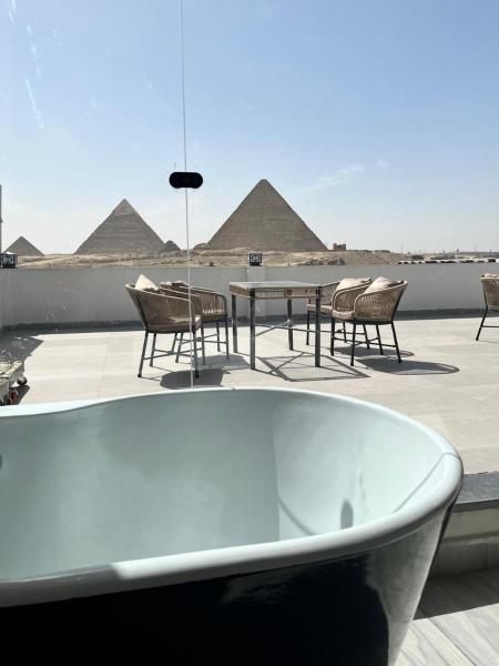 A la foto es mostra l'objecte Pyramid hotel situat a la ciutat de El Caire.