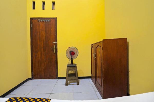 The photo shows the OYO Life 91869 Insan Mulia Kost Syariah located in the city of Trowulan.