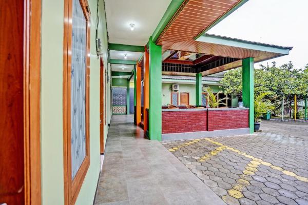 写真にはMejayan市にあるOYO Life 92043 Kost Barokah Syariah Madiunが写っています。
