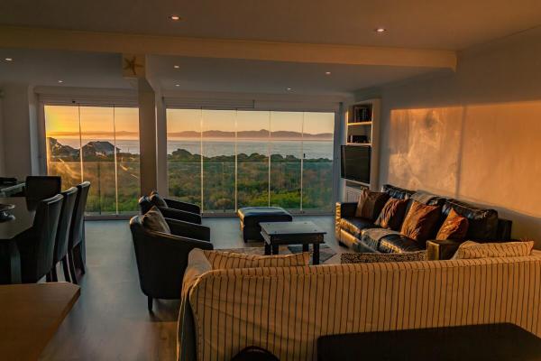A la foto es mostra l'objecte Seaside Serenity: Tranquil Oceanview Retreat situat a la ciutat de Hermanus.