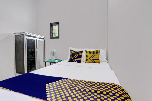 Na foto é possível ver o objeto SPOT ON 92188 Ndalem Eyang Guesthouse Syariah localizado na cidade de Bugel.