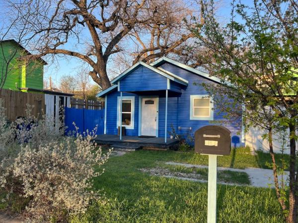 A la foto es mostra l'objecte East Side Blue Bonnet Cottage situat a la ciutat de Austin.