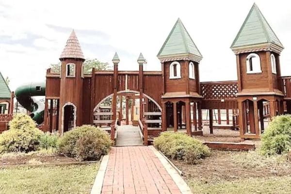 Zdjęcie 2: Emerald - GREAT PARK, 3br, Yard, Pet-Friendly