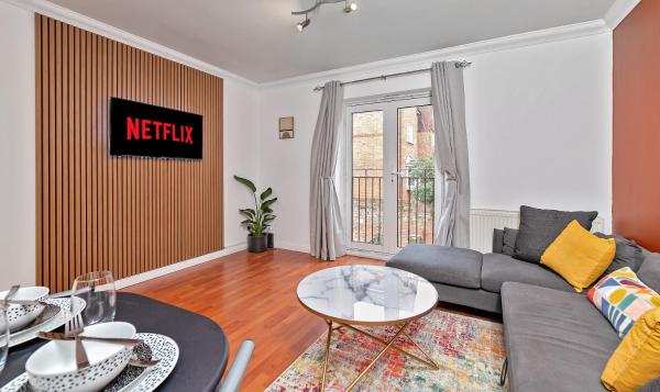Nella foto è visibile l'oggetto Stylish Town Centre Apartment, ALLOCATED FREE PARKING SPACE, RICKMANSWORTH HIGH STREET, Modern Decor, Juliet Balcony, Walking Distance to Rickmansworth Station Metropolitan Line situato nella città di Rickmansworth.
