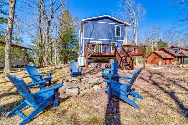 A la foto es mostra l'objecte Walk to Lake Harmony: Family Retreat w/ Decks! situat a la ciutat de Split Rock.