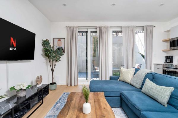 Na zdjęciu widoczny jest obiekt Luxury 2-Bedroom Oasis at College & Bathurst położony w mieście Toronto.