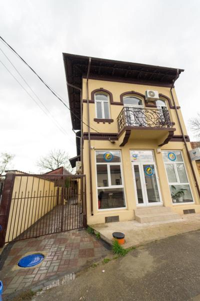 Na zdjęciu widoczny jest obiekt Hotel Emir położony w mieście Corcova.