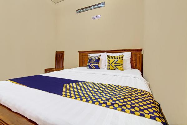 The photo shows the Hotel O Timoti Guest House located in the city of Potrojayan.