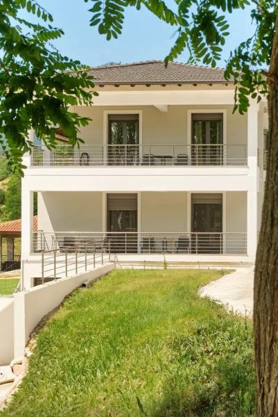 På billedet ses objektet Δωμάτια Κωσταφάκας Κοκκινοπηλός Ολύμπου beliggende i byen Pýthion.