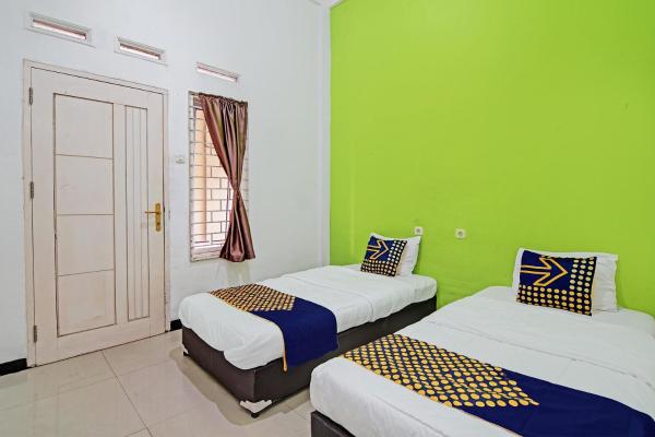 Na fotografii je vidět objekt Hotel O Penginapan Puti SyariahNearBandara Sultan Syarif Kasim II nacházející se ve městě Kelapas.