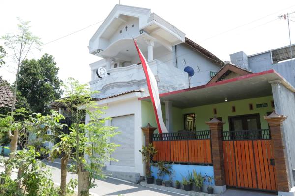 写真にはBlitar市にあるSPOT ON 93189 Rumah Berkah Syariahが写っています。