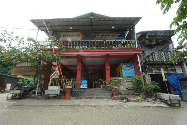 Na zdjęciu widoczny jest obiekt OYO 93628 Scorpion Guest House & Beach położony w mieście Suruh-wetan.