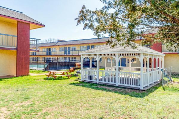 På bildet vises objektet Castle Inn & Suites By OYO Chickasha som ligger i byen Chickasha.