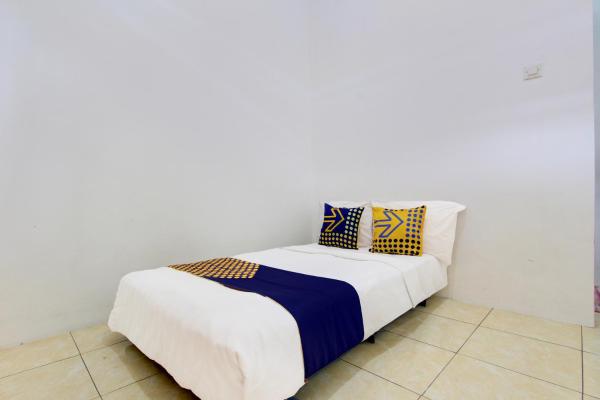 写真にはKroya市にあるHotel O Guest House Wijaya Syariah Near alun alun kota purwokertoが写っています。