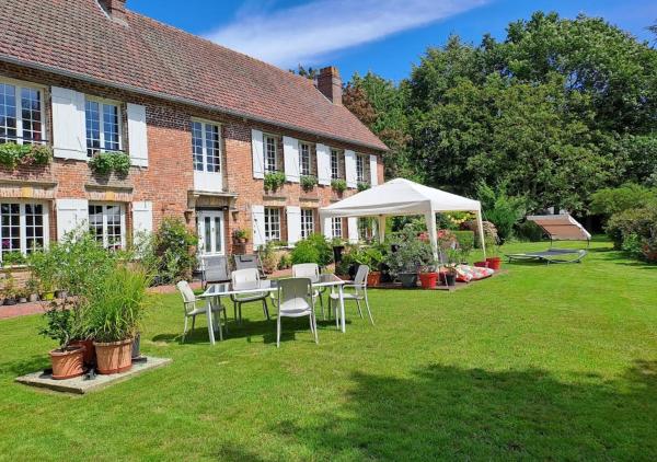 写真にはオンフルール市にあるChambres d'hôtes Manoir du Buquetが写っています。