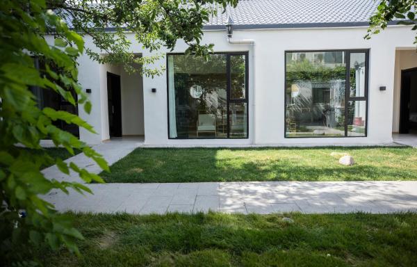 Kuvassa näkyy kohde Yining Biezhi B&B, joka sijaitsee kaupungissa Yining.