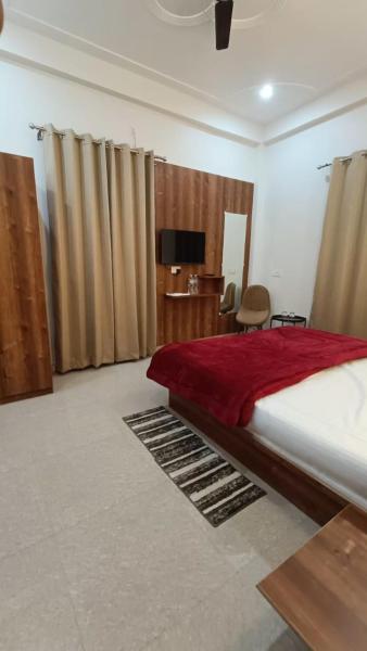写真にはAyodhya市にあるHomlee Ayodhyaが写っています。