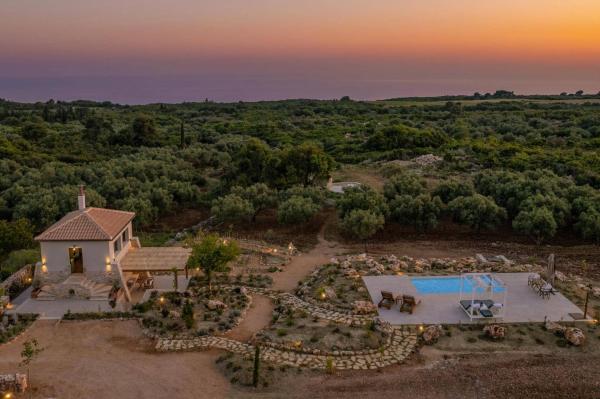 På bildet vises objektet Villa Idalia Retreat by Villa Plus som ligger i byen Koiliomenos.