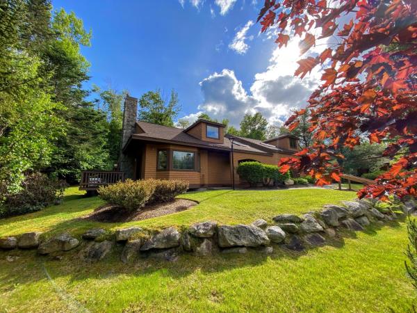 A la foto es mostra l'objecte FC9 Renovated Bretton Woods slopeside condo with 2 living rooms foosball air hockey situat a la ciutat de Carroll.
