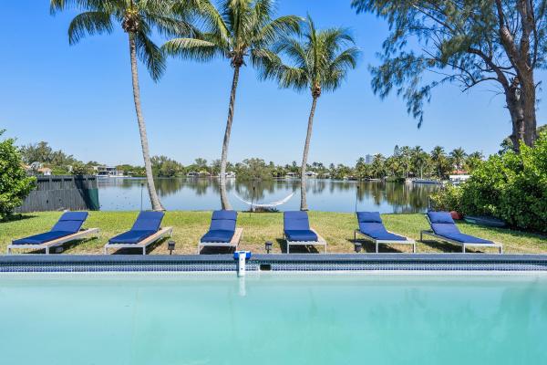 Na zdjęciu widoczny jest obiekt The Miami Enchanted Lake House położony w mieście Ojus.