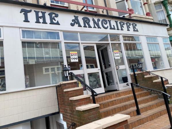 Na fotografii je vidět objekt The Arncliff Hotel nacházející se ve městě Blackpool.