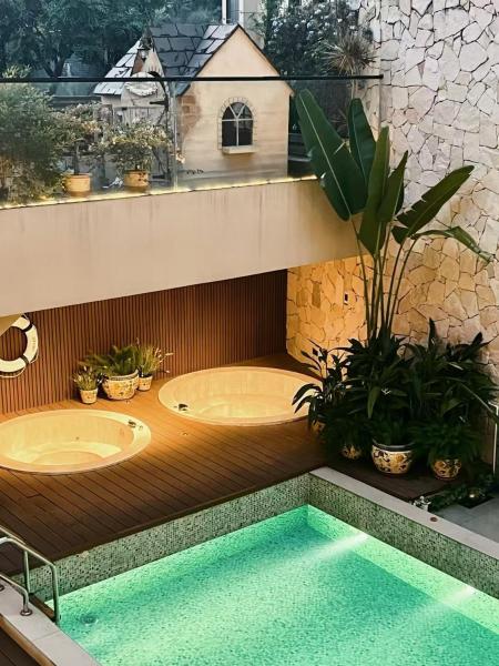 Na fotografii je vidět objekt Spanish Garden Hot Spring Villa nacházející se ve městě Longmen.