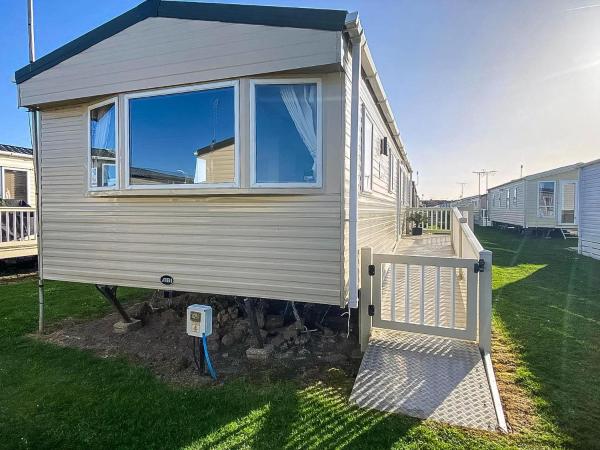 På billedet ses objektet Homely 8 Berth Caravan With Side Decking And Ramp Access In Kent, Ref 47018H beliggende i byen Whitstable.